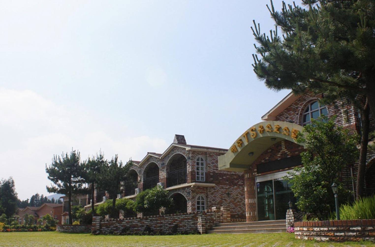 Jeju Ts Youth Hostel & Resort Seogwipo Exterior photo